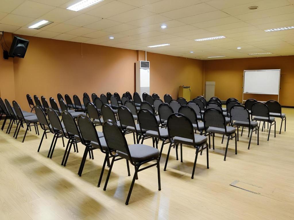 סבו Holiday Spa Hotel מראה חיצוני תמונה